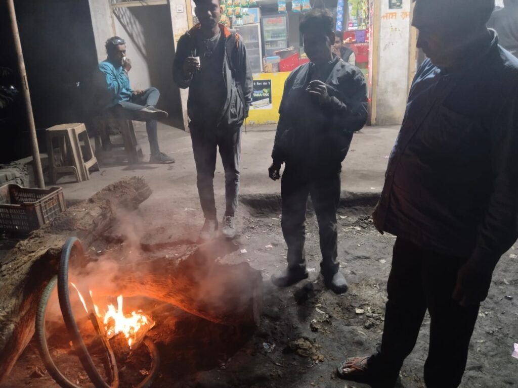 कलेक्टर के निर्देश मे लोगों को ठिठुरन से बचाने चौक चौराहो पर जलाया गया अलाव .. Kshiti Technologies कलेक्टर के निर्देश मे लोगों को ठिठुरन से बचाने चौक चौराहो पर जलाया गया अलाव .. Kshiti Technologies