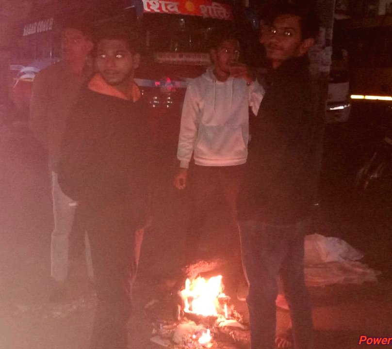कलेक्टर के निर्देश मे लोगों को ठिठुरन से बचाने चौक चौराहो पर जलाया गया अलाव .. Kshiti Technologies कलेक्टर के निर्देश मे लोगों को ठिठुरन से बचाने चौक चौराहो पर जलाया गया अलाव .. Kshiti Technologies