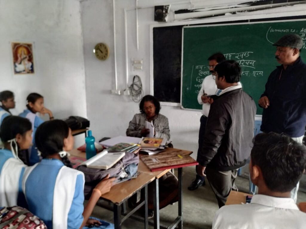 कलेक्टर ने किया सकरेली कला के हायर सेकेण्डरी स्कूल का निरीक्षण .. Kshiti Technologies कलेक्टर ने किया सकरेली कला के हायर सेकेण्डरी स्कूल का निरीक्षण .. Kshiti Technologies