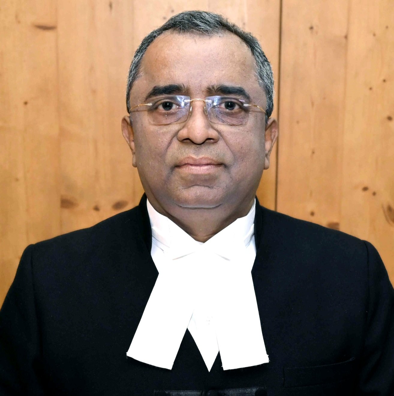 25 छात्रों की हथेली पर गरम तेल मामले की घटना पर न्यायमूर्ति गौतम भादुड़ी ने लिया संज्ञान .. Kshiti Technologies