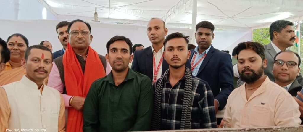 मुख्यमंत्री जब आज लोगों से मिलकर शुभकामनाएं स्वीकार कर रहे थे, उस दौरान अचानक उनके बाल सखा बधाई देने के लिए सामने आ गए .. Kshiti Technologies मुख्यमंत्री जब आज लोगों से मिलकर शुभकामनाएं स्वीकार कर रहे थे, उस दौरान अचानक उनके बाल सखा बधाई देने के लिए सामने आ गए .. Kshiti Technologies