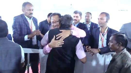 मुख्यमंत्री जब आज लोगों से मिलकर शुभकामनाएं स्वीकार कर रहे थे, उस दौरान अचानक उनके बाल सखा बधाई देने के लिए सामने आ गए .. Kshiti Technologies मुख्यमंत्री जब आज लोगों से मिलकर शुभकामनाएं स्वीकार कर रहे थे, उस दौरान अचानक उनके बाल सखा बधाई देने के लिए सामने आ गए .. Kshiti Technologies