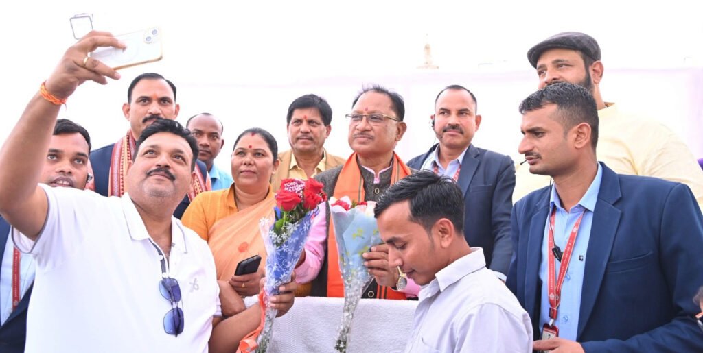 मुख्यमंत्री जब आज लोगों से मिलकर शुभकामनाएं स्वीकार कर रहे थे, उस दौरान अचानक उनके बाल सखा बधाई देने के लिए सामने आ गए .. Kshiti Technologies मुख्यमंत्री जब आज लोगों से मिलकर शुभकामनाएं स्वीकार कर रहे थे, उस दौरान अचानक उनके बाल सखा बधाई देने के लिए सामने आ गए .. Kshiti Technologies