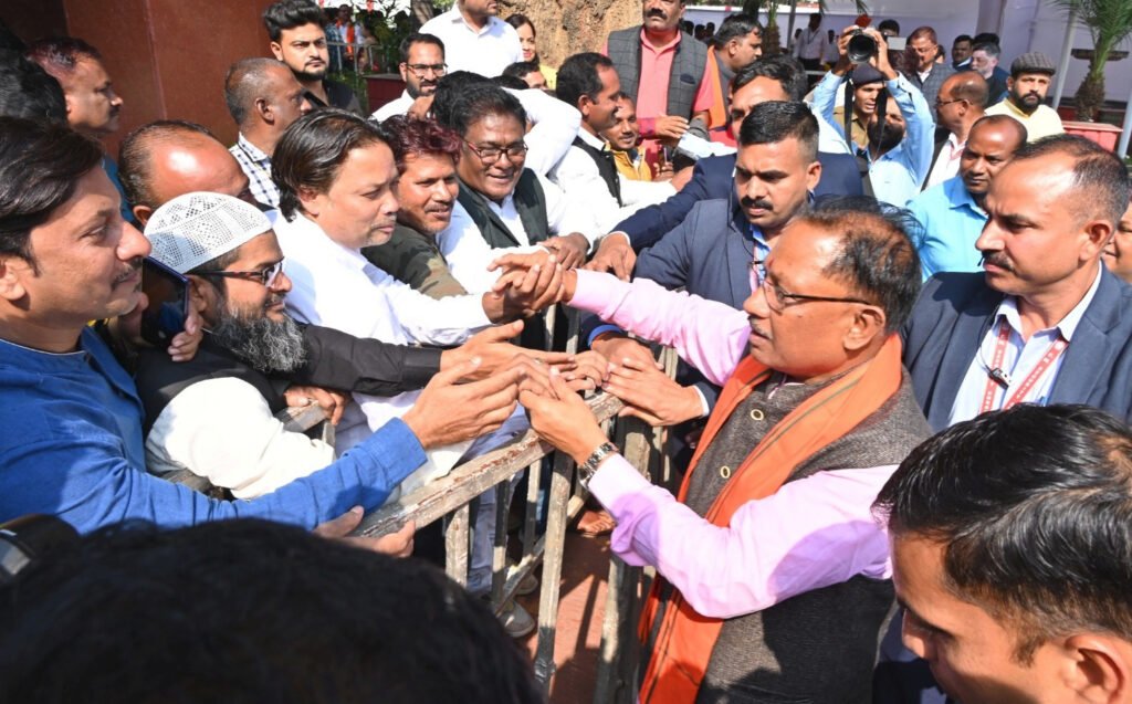 मुख्यमंत्री जब आज लोगों से मिलकर शुभकामनाएं स्वीकार कर रहे थे, उस दौरान अचानक उनके बाल सखा बधाई देने के लिए सामने आ गए .. Kshiti Technologies मुख्यमंत्री जब आज लोगों से मिलकर शुभकामनाएं स्वीकार कर रहे थे, उस दौरान अचानक उनके बाल सखा बधाई देने के लिए सामने आ गए .. Kshiti Technologies