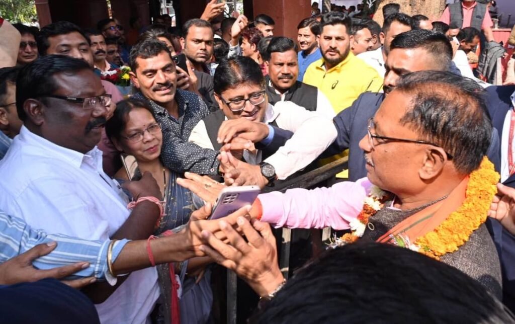 मुख्यमंत्री जब आज लोगों से मिलकर शुभकामनाएं स्वीकार कर रहे थे, उस दौरान अचानक उनके बाल सखा बधाई देने के लिए सामने आ गए .. Kshiti Technologies मुख्यमंत्री जब आज लोगों से मिलकर शुभकामनाएं स्वीकार कर रहे थे, उस दौरान अचानक उनके बाल सखा बधाई देने के लिए सामने आ गए .. Kshiti Technologies