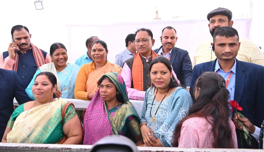 मुख्यमंत्री जब आज लोगों से मिलकर शुभकामनाएं स्वीकार कर रहे थे, उस दौरान अचानक उनके बाल सखा बधाई देने के लिए सामने आ गए .. Kshiti Technologies मुख्यमंत्री जब आज लोगों से मिलकर शुभकामनाएं स्वीकार कर रहे थे, उस दौरान अचानक उनके बाल सखा बधाई देने के लिए सामने आ गए .. Kshiti Technologies