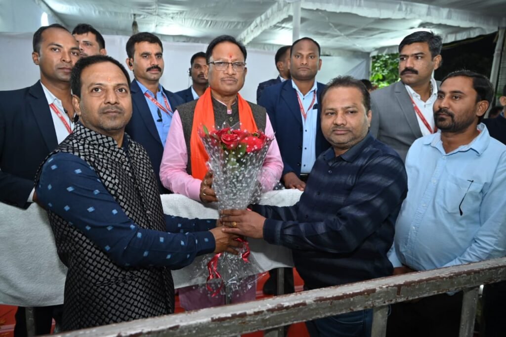 मुख्यमंत्री जब आज लोगों से मिलकर शुभकामनाएं स्वीकार कर रहे थे, उस दौरान अचानक उनके बाल सखा बधाई देने के लिए सामने आ गए .. Kshiti Technologies मुख्यमंत्री जब आज लोगों से मिलकर शुभकामनाएं स्वीकार कर रहे थे, उस दौरान अचानक उनके बाल सखा बधाई देने के लिए सामने आ गए .. Kshiti Technologies
