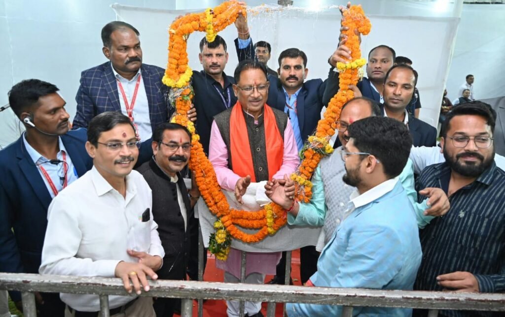 मुख्यमंत्री जब आज लोगों से मिलकर शुभकामनाएं स्वीकार कर रहे थे, उस दौरान अचानक उनके बाल सखा बधाई देने के लिए सामने आ गए .. Kshiti Technologies मुख्यमंत्री जब आज लोगों से मिलकर शुभकामनाएं स्वीकार कर रहे थे, उस दौरान अचानक उनके बाल सखा बधाई देने के लिए सामने आ गए .. Kshiti Technologies