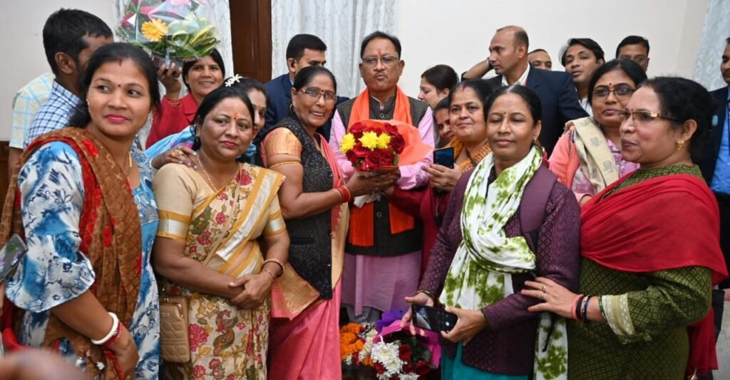 मुख्यमंत्री जब आज लोगों से मिलकर शुभकामनाएं स्वीकार कर रहे थे, उस दौरान अचानक उनके बाल सखा बधाई देने के लिए सामने आ गए .. Kshiti Technologies मुख्यमंत्री जब आज लोगों से मिलकर शुभकामनाएं स्वीकार कर रहे थे, उस दौरान अचानक उनके बाल सखा बधाई देने के लिए सामने आ गए .. Kshiti Technologies
