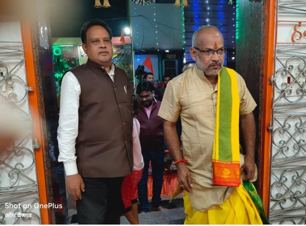 श्री सिद्ध हनुमान मंदिर में 30 वें मंगलवार की महाआरती में पंडित चंद्रप्रकाश तिवारी के श्री सिद्ध हनुमान परिवार की महिलाएं हुई शामिल .. Kshiti Technologies श्री सिद्ध हनुमान मंदिर में 30 वें मंगलवार की महाआरती में पंडित चंद्रप्रकाश तिवारी के श्री सिद्ध हनुमान परिवार की महिलाएं हुई शामिल .. Kshiti Technologies