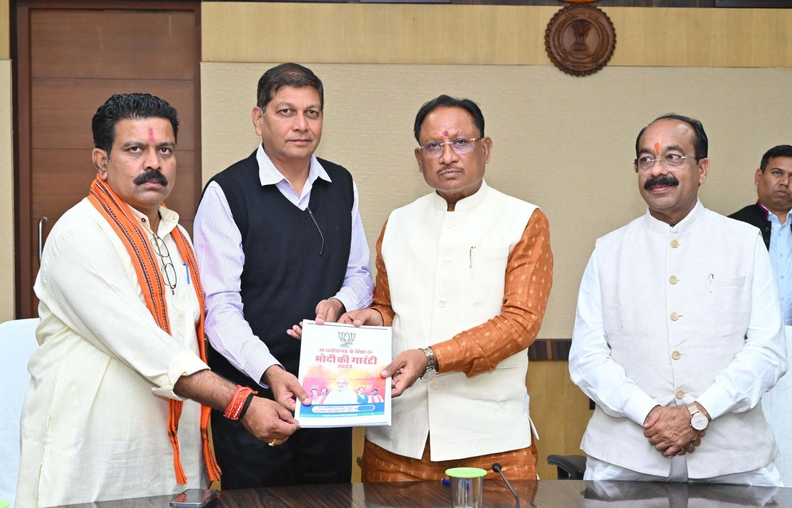 मुख्यमंत्री विष्णु देव साय ने मुख्य सचिव को क्रियान्वयन हेतु ‘घोषणा पत्र’ सौंपा .. Kshiti Technologies मुख्यमंत्री विष्णु देव साय ने मुख्य सचिव को क्रियान्वयन हेतु ‘घोषणा पत्र’ सौंपा .. Kshiti Technologies