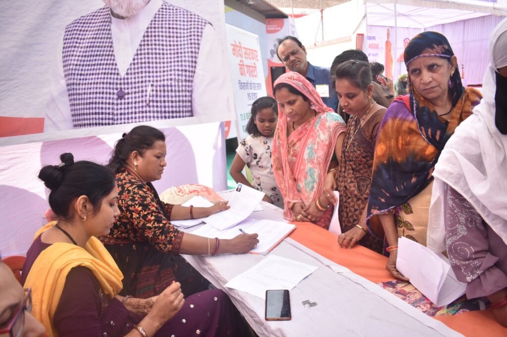 विकसित भारत संकल्प यात्रा से जुड़ते जा रहे लोग, योजनाओं का मिल रहा है फायदा, तीसरे दिन शिविर में 6640 लोग हुए शामिल .. Kshiti Technologies