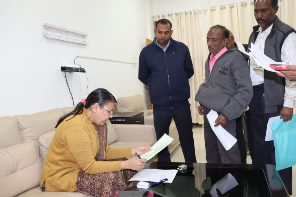 प्रभारी कलेक्टर ने जनदर्शन के माध्यम से सुनी आमलोगों की समस्याएं .. Kshiti Technologies प्रभारी कलेक्टर ने जनदर्शन के माध्यम से सुनी आमलोगों की समस्याएं .. Kshiti Technologies