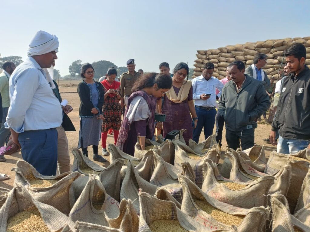 कलेक्टर डॉ फरिहा आलम सिद्दीकी ने कीया धान खरीदी केंद्रों का आकस्मिक निरीक्षण .. Kshiti Technologies कलेक्टर डॉ फरिहा आलम सिद्दीकी ने कीया धान खरीदी केंद्रों का आकस्मिक निरीक्षण .. Kshiti Technologies