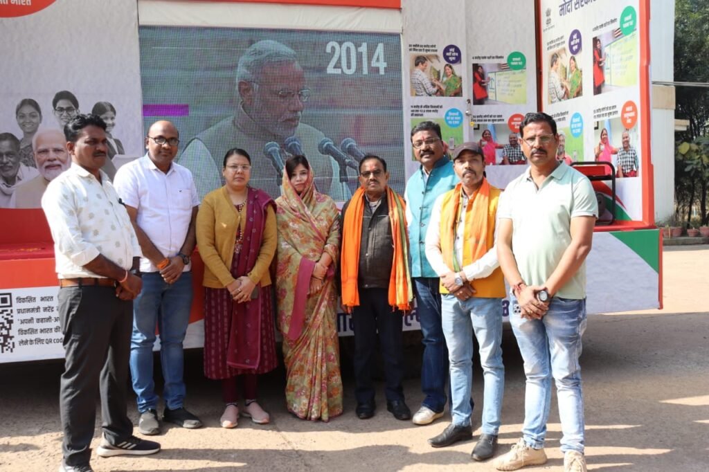 प्रभारी कलेक्टर दिव्या अग्रवाल एवं संयोगिता युद्धवीर सिंह जूदेव सहित विभिन्न जनप्रतिनिधियों ने विकसित भारत विकास संकल्प यात्रा रथ को हरी झंडी दिखाकर किया रवाना .. Kshiti Technologies प्रभारी कलेक्टर दिव्या अग्रवाल एवं संयोगिता युद्धवीर सिंह जूदेव सहित विभिन्न जनप्रतिनिधियों ने विकसित भारत विकास संकल्प यात्रा रथ को हरी झंडी दिखाकर किया रवाना .. Kshiti Technologies