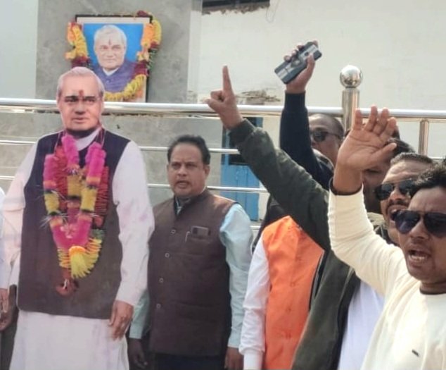 युवाओं ने अटल चौंक सोंठी (सक्ती) में भारत रत्न अटल जी का जन्मोत्सव मनाया .. Kshiti Technologies युवाओं ने अटल चौंक सोंठी (सक्ती) में भारत रत्न अटल जी का जन्मोत्सव मनाया .. Kshiti Technologies