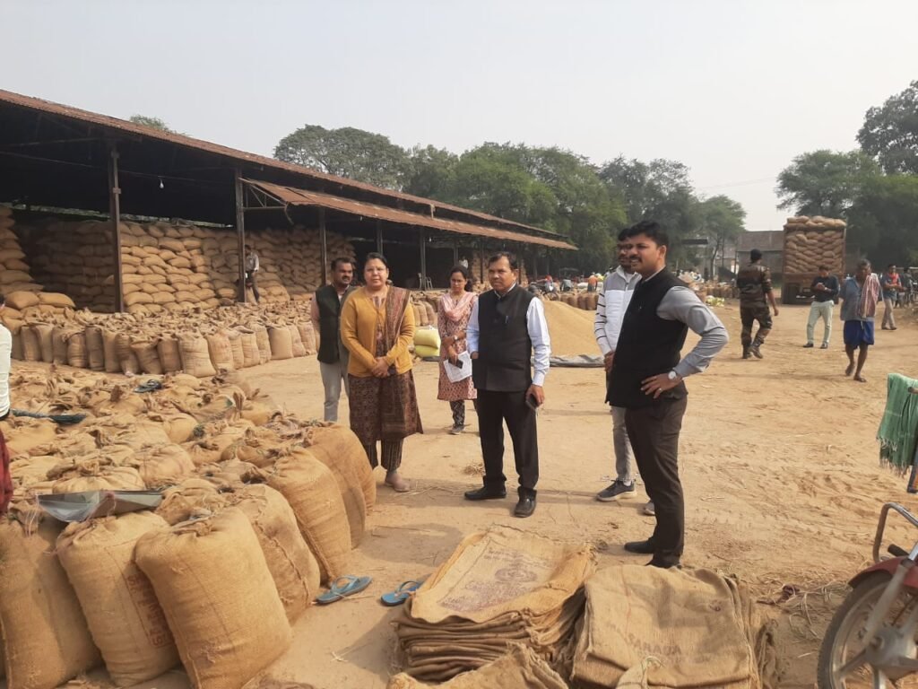 संभाग कमिश्नर ने धान उपार्जन केंद्र चंद्रपुर का किया औचक निरीक्षण .. Kshiti Technologies