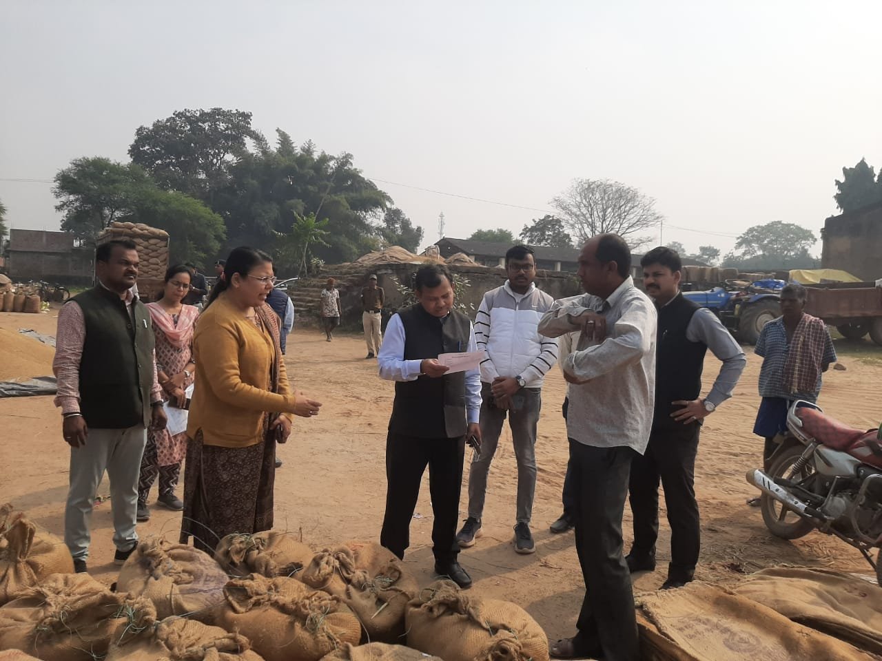 संभाग कमिश्नर ने धान उपार्जन केंद्र चंद्रपुर का किया औचक निरीक्षण .. Kshiti Technologies