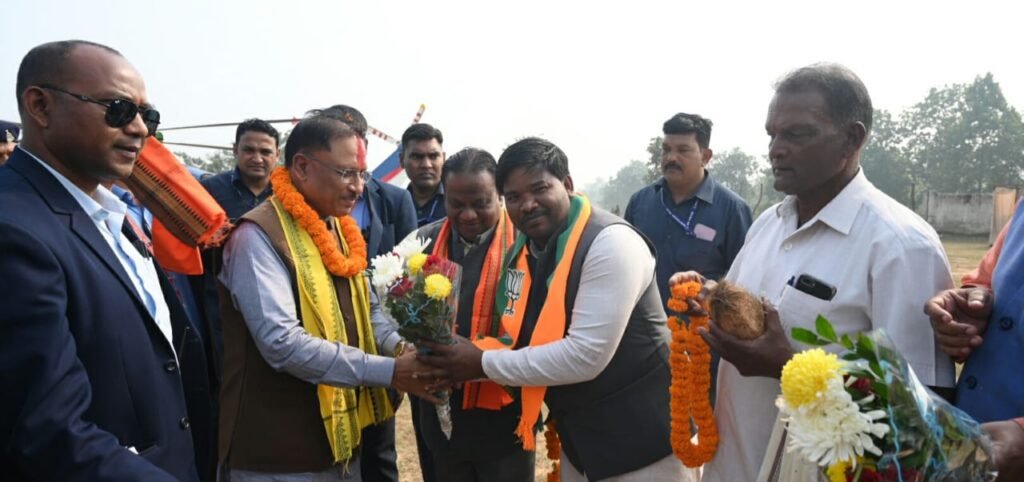 मुख्यमंत्री साय पहुंचे भुईयापानी, हेलीपैड मे कलेक्टर एसपी सहित जनप्रतिनिधियों ने पुष्पगुच्छ भेंटकर किया आत्मीय स्वागत .. Kshiti Technologies