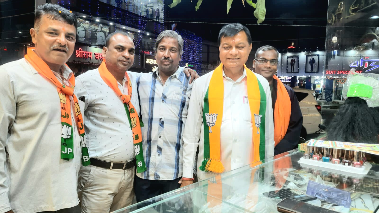 छत्तीसगढ़ शासन के नवनियुक्त वाणिज्य और उद्योग तथा श्रम मंत्री लखन देवांगन के साथ त्रिमूर्तियों ने भेंट-मुलाकात कर बिताया हर्षित पल .. Kshiti Technologies छत्तीसगढ़ शासन के नवनियुक्त वाणिज्य और उद्योग तथा श्रम मंत्री लखन देवांगन के साथ त्रिमूर्तियों ने भेंट-मुलाकात कर बिताया हर्षित पल .. Kshiti Technologies