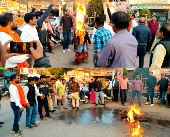 अभिषेक के नेतृत्व में भाजयुमो ने किया राहुल गांधी का पुतला दहन .. Kshiti Technologies अभिषेक के नेतृत्व में भाजयुमो ने किया राहुल गांधी का पुतला दहन .. Kshiti Technologies