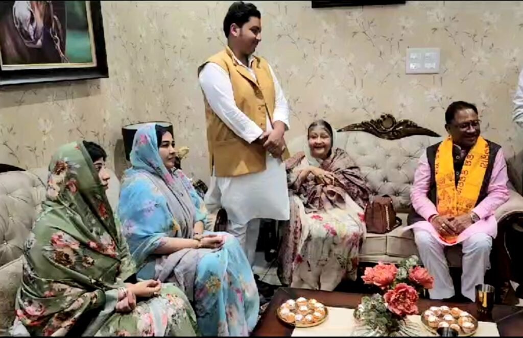 छत्तीसगढ़ के नवनिर्वाचित मुख्यमंत्री विष्णुदेव साय जूदेव निवास पहुंचे और जूदेव परिवार से कि मुलाकात .. Kshiti Technologies छत्तीसगढ़ के नवनिर्वाचित मुख्यमंत्री विष्णुदेव साय जूदेव निवास पहुंचे और जूदेव परिवार से कि मुलाकात .. Kshiti Technologies