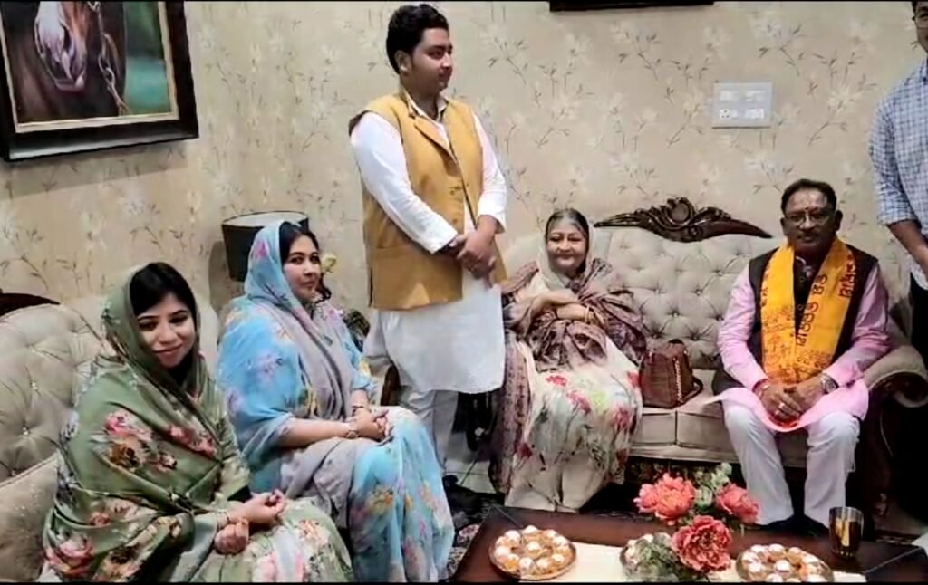 छत्तीसगढ़ के नवनिर्वाचित मुख्यमंत्री विष्णुदेव साय जूदेव निवास पहुंचे और जूदेव परिवार से कि मुलाकात .. Kshiti Technologies छत्तीसगढ़ के नवनिर्वाचित मुख्यमंत्री विष्णुदेव साय जूदेव निवास पहुंचे और जूदेव परिवार से कि मुलाकात .. Kshiti Technologies
