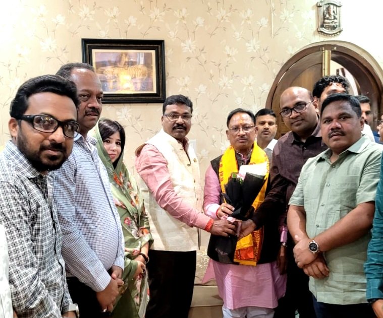 छत्तीसगढ़ के नवनिर्वाचित मुख्यमंत्री विष्णुदेव साय जूदेव निवास पहुंचे और जूदेव परिवार से कि मुलाकात .. Kshiti Technologies छत्तीसगढ़ के नवनिर्वाचित मुख्यमंत्री विष्णुदेव साय जूदेव निवास पहुंचे और जूदेव परिवार से कि मुलाकात .. Kshiti Technologies