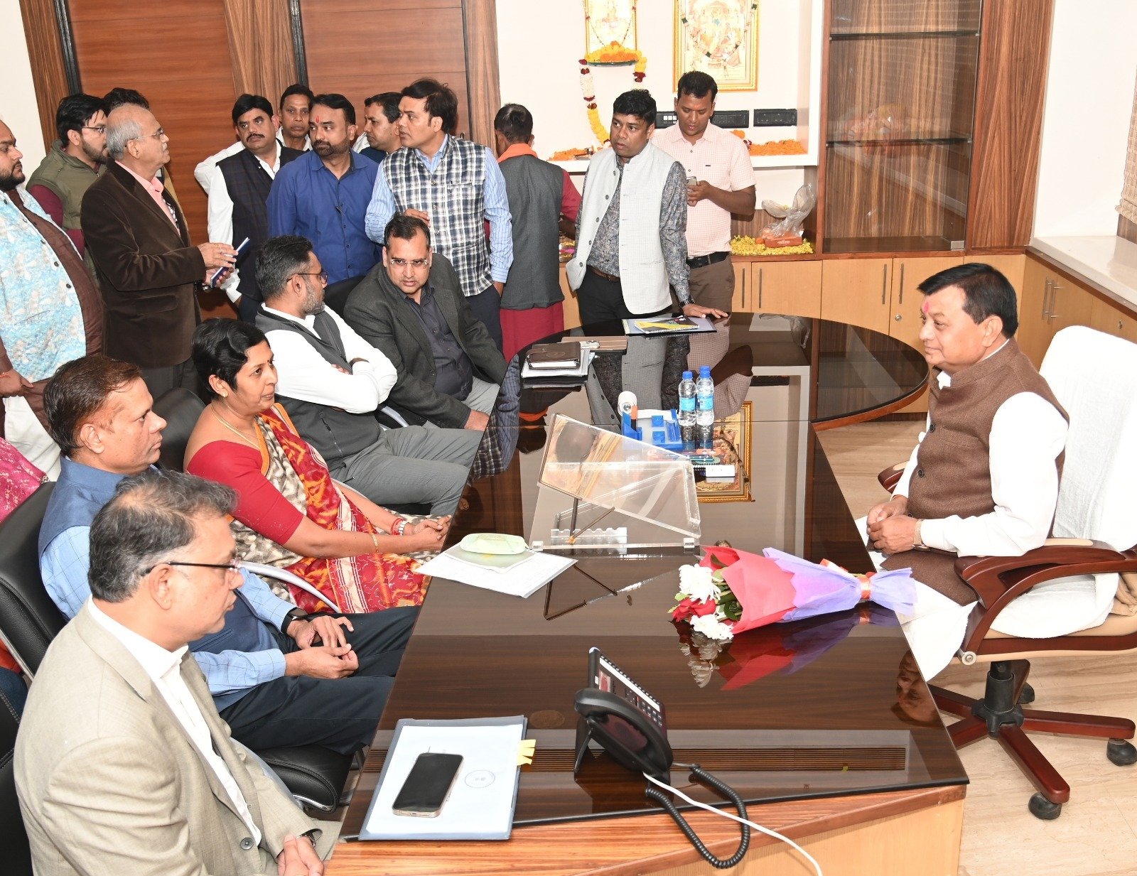 वाणिज्य एवं उद्योग तथा श्रम मंत्री देवांगन ने मंत्रालय में विभागीय अधिकारियों से काम-काज की ली जानकारी .. Kshiti Technologies वाणिज्य एवं उद्योग तथा श्रम मंत्री देवांगन ने मंत्रालय में विभागीय अधिकारियों से काम-काज की ली जानकारी .. Kshiti Technologies