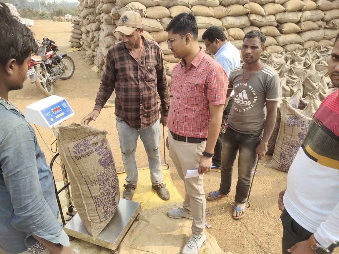 कलेक्टर के निर्देश पर तहसीलदार ने किया धान खरीदी केन्द्र का औचक निरीक्षण .. Kshiti Technologies कलेक्टर के निर्देश पर तहसीलदार ने किया धान खरीदी केन्द्र का औचक निरीक्षण .. Kshiti Technologies