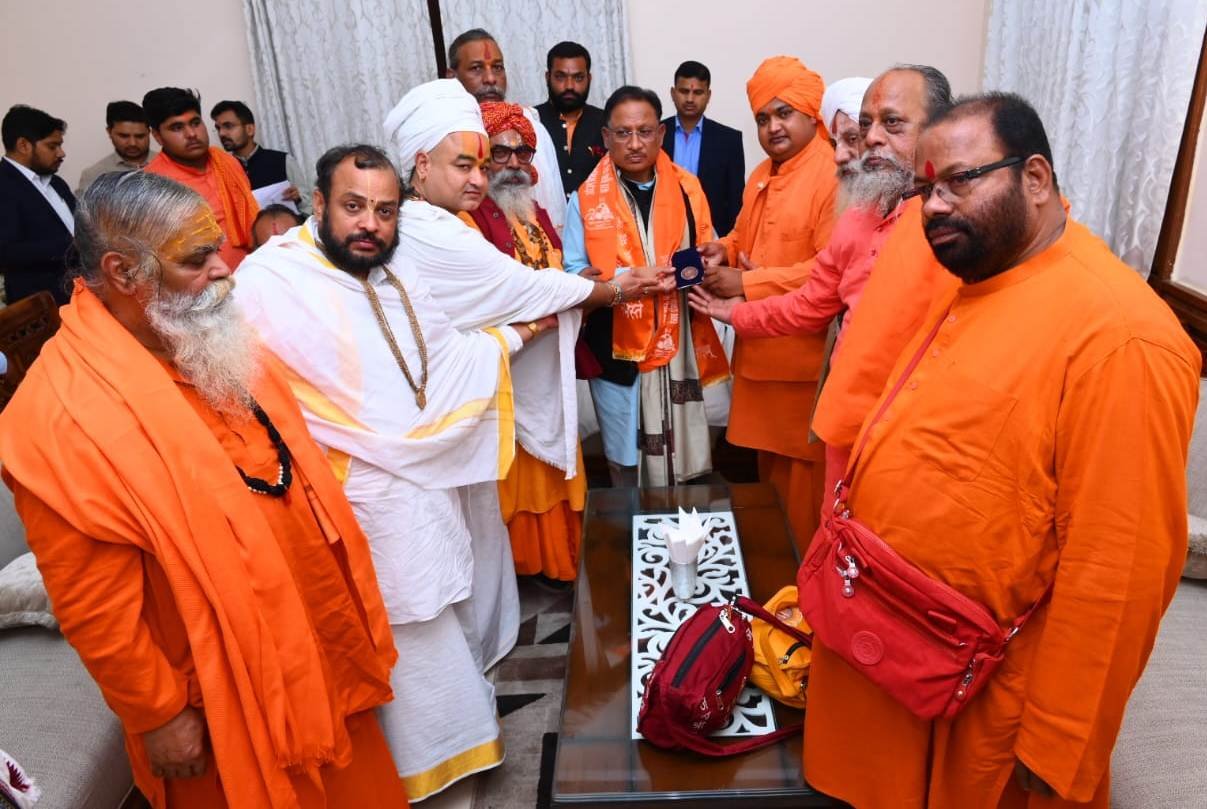 संतों का आशीर्वाद पाकर अभिभूत हुए मुख्यमंत्री .. Kshiti Technologies संतों का आशीर्वाद पाकर अभिभूत हुए मुख्यमंत्री .. Kshiti Technologies
