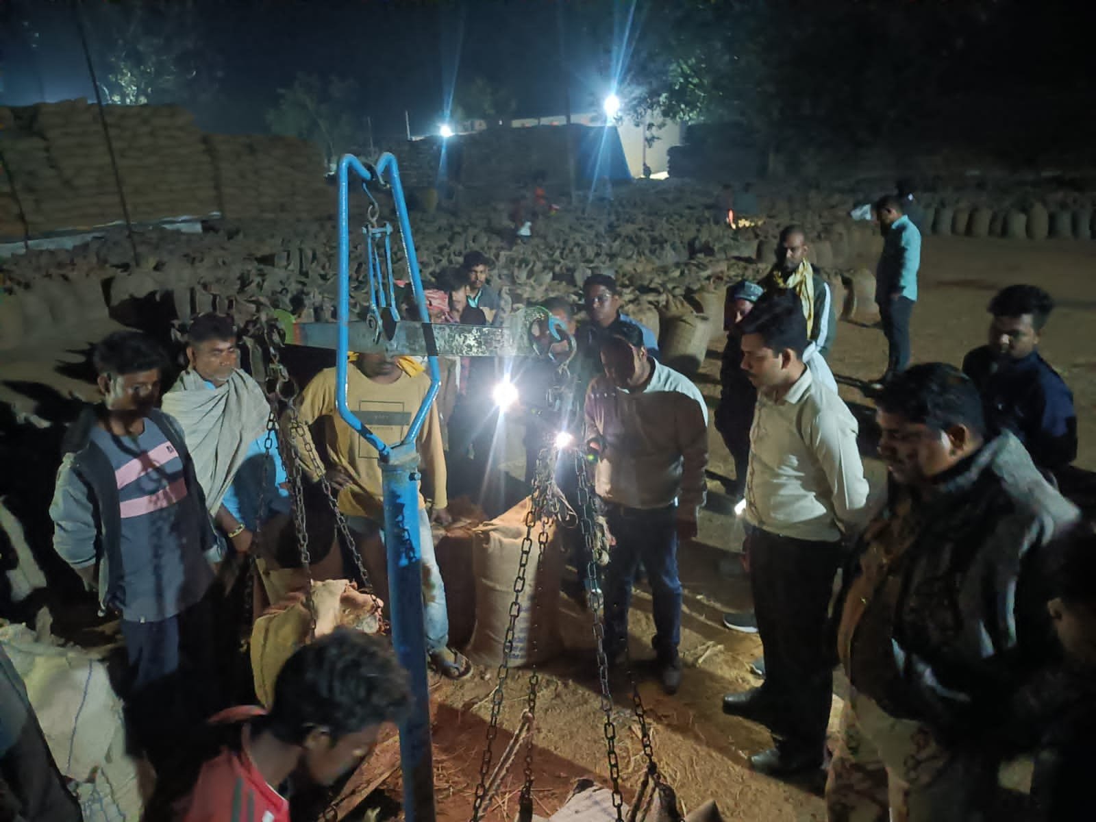 बड़ी खबर: एसडीएम ने किया धान खरीदी केंद्र का औचक निरीक्षण धान तौल में किसानों से ज्यादा और स्टेक में लगे धान कम पाए जाने पर प्रबंधक को थमाया नोटिस .. Kshiti Technologies बड़ी खबर: एसडीएम ने किया धान खरीदी केंद्र का औचक निरीक्षण धान तौल में किसानों से ज्यादा और स्टेक में लगे धान कम पाए जाने पर प्रबंधक को थमाया नोटिस .. Kshiti Technologies