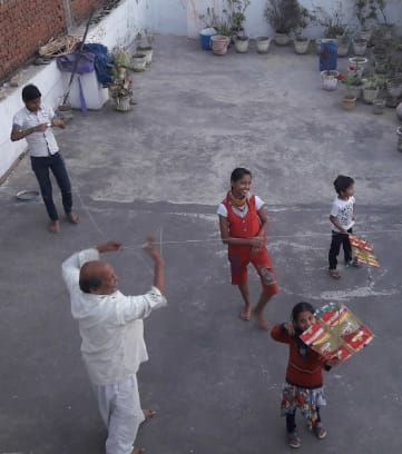 पोता-पोती के साथ दादा जी को भी ख़ुशी मिल गई जब बच्चों के साथ बंधी प्रीत की डोर .. Kshiti Technologies पोता-पोती के साथ दादा जी को भी ख़ुशी मिल गई जब बच्चों के साथ बंधी प्रीत की डोर .. Kshiti Technologies
