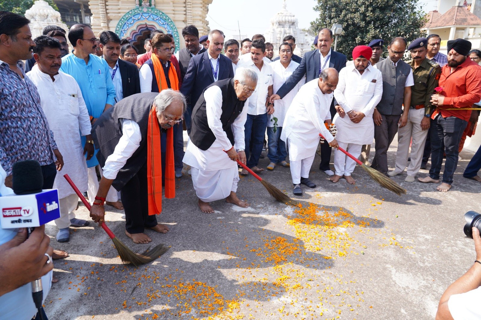 प्रधानमंत्री के आह्वान पर प्रदेश भर के मंदिरों में चल रही साफ-सफाई .. Kshiti Technologies प्रधानमंत्री के आह्वान पर प्रदेश भर के मंदिरों में चल रही साफ-सफाई .. Kshiti Technologies