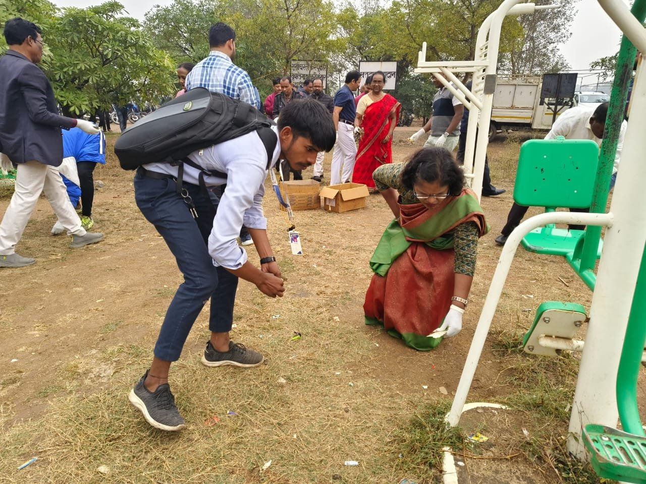 कलेक्टर नूपुर राशि पन्ना सहित सभी अधिकारी कर्मचारियों ने स्वच्छता पखवाड़ा अभियान के तहत कलेक्ट्रेट परिसर में की साफ-सफाई .. Kshiti Technologies कलेक्टर नूपुर राशि पन्ना सहित सभी अधिकारी कर्मचारियों ने स्वच्छता पखवाड़ा अभियान के तहत कलेक्ट्रेट परिसर में की साफ-सफाई .. Kshiti Technologies