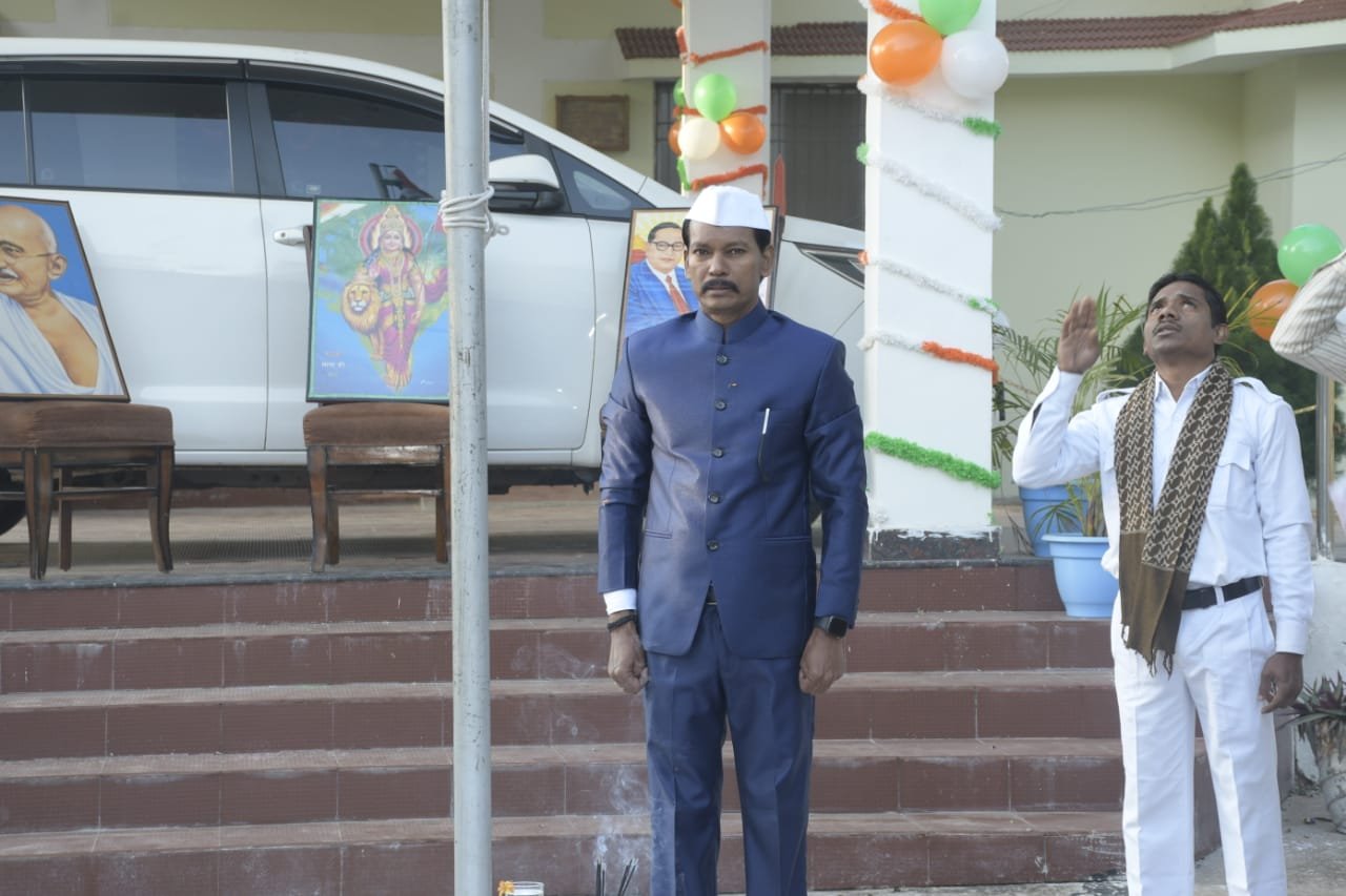 कलेक्टर चौहान ने अपने निवास में किया ध्वजारोहण .. Kshiti Technologies कलेक्टर चौहान ने अपने निवास में किया ध्वजारोहण .. Kshiti Technologies