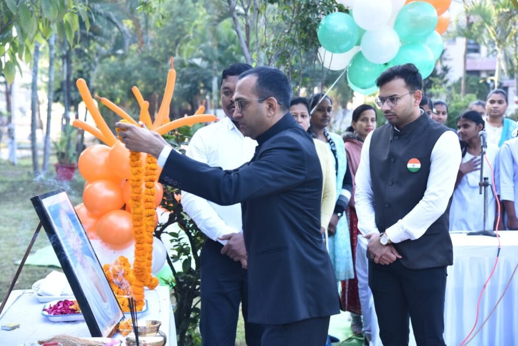 कलेक्टर अजीत वसंत ने गणतंत्र दिवस के अवसर पर कलेक्टोरेट में फहराया तिरंगा .. Kshiti Technologies कलेक्टर अजीत वसंत ने गणतंत्र दिवस के अवसर पर कलेक्टोरेट में फहराया तिरंगा .. Kshiti Technologies