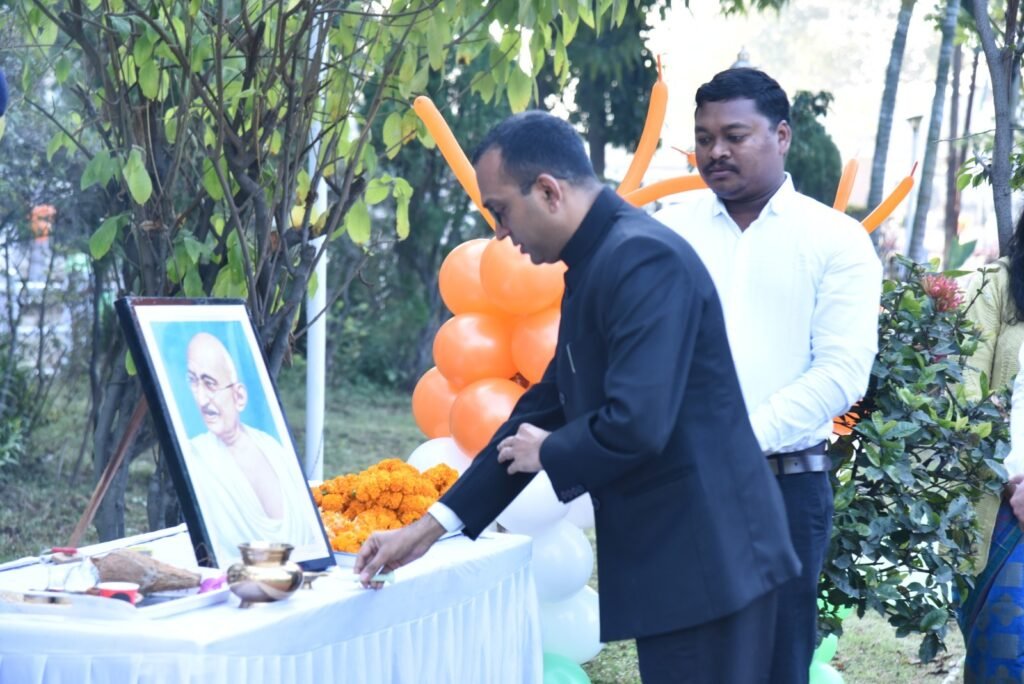 कलेक्टर अजीत वसंत ने गणतंत्र दिवस के अवसर पर कलेक्टोरेट में फहराया तिरंगा .. Kshiti Technologies कलेक्टर अजीत वसंत ने गणतंत्र दिवस के अवसर पर कलेक्टोरेट में फहराया तिरंगा .. Kshiti Technologies