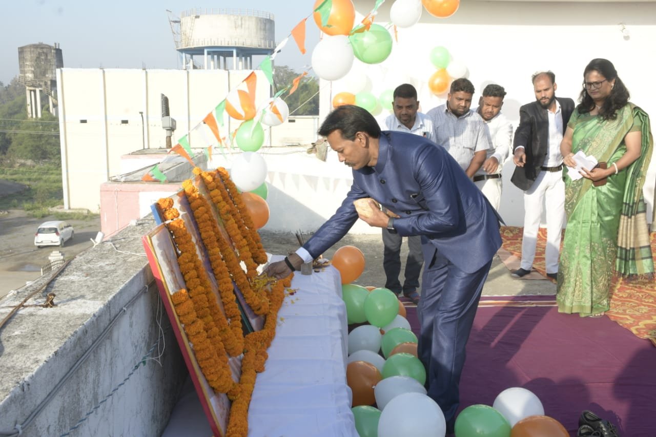 कलेक्टर के एल चौहान ने कलेक्टोरेट सारंगढ़ में ध्वजारोहण किया .. Kshiti Technologies कलेक्टर के एल चौहान ने कलेक्टोरेट सारंगढ़ में ध्वजारोहण किया .. Kshiti Technologies