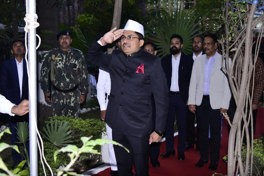 कलेक्टोरेट एवं कम्पोजिट बिल्डिंग में कलेक्टर अवनीश शरण नेे ध्वजारोहण किया .. Kshiti Technologies