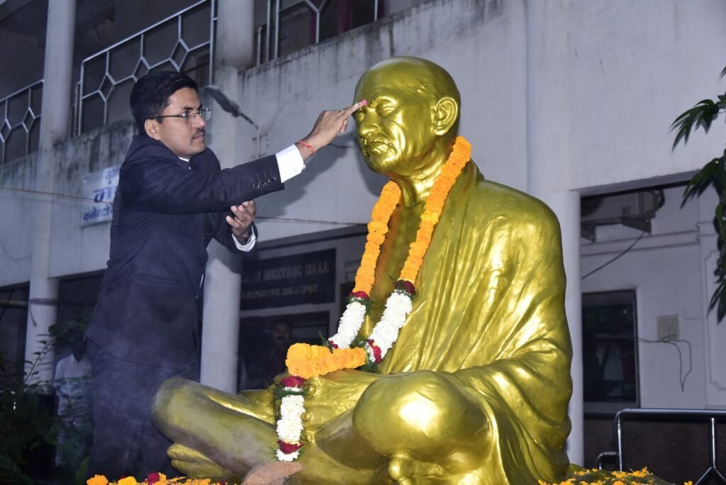 कलेक्टोरेट एवं कम्पोजिट बिल्डिंग में कलेक्टर अवनीश शरण नेे ध्वजारोहण किया .. Kshiti Technologies