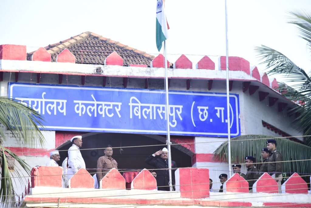 कलेक्टोरेट एवं कम्पोजिट बिल्डिंग में कलेक्टर अवनीश शरण नेे ध्वजारोहण किया .. Kshiti Technologies