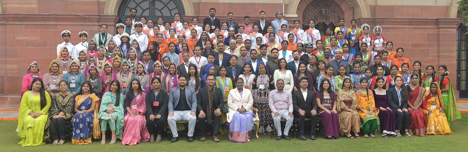 छत्तीसगढ़ की झांकी में शामिल लोक-कलाकारों ने राष्ट्रपति श्रीमती द्रौपदी मुर्मु से की मुलाकात .. Kshiti Technologies छत्तीसगढ़ की झांकी में शामिल लोक-कलाकारों ने राष्ट्रपति श्रीमती द्रौपदी मुर्मु से की मुलाकात .. Kshiti Technologies