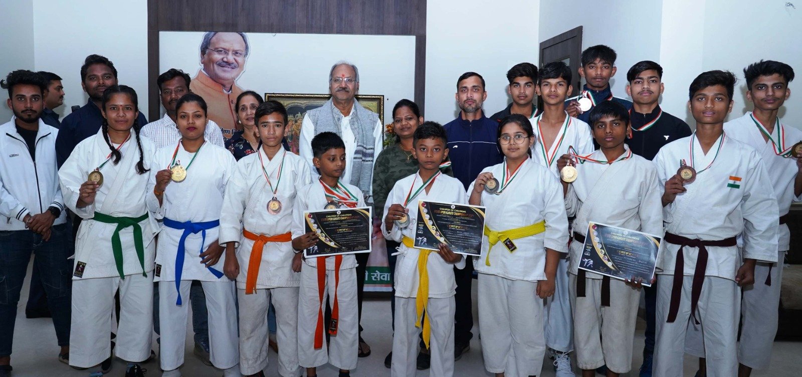 शिक्षा मंत्री बृजमोहन अग्रवाल से राज्य स्तरीय कराटे के विजेता खिलाड़ियों ने की मुलाकात .. Kshiti Technologies शिक्षा मंत्री बृजमोहन अग्रवाल से राज्य स्तरीय कराटे के विजेता खिलाड़ियों ने की मुलाकात .. Kshiti Technologies
