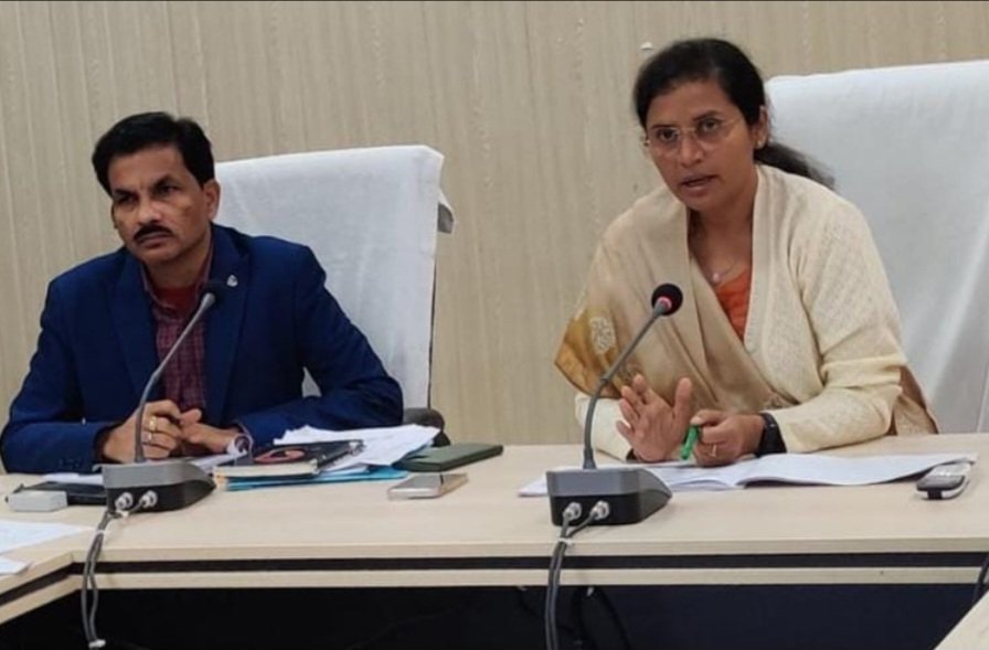 कलेक्टर डॉ फरिहा आलम सिद्दीकी ने पंचायत एवं ग्रामीण विकास विभाग की बैठक ली .. Kshiti Technologies