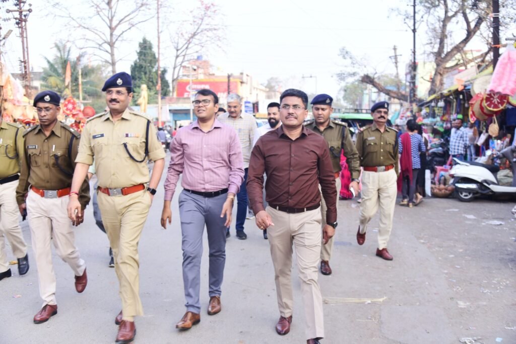 ट्रैफिक सुधारने सड़कों पर खुद उतरे कलेक्टर - एसपी .. Kshiti Technologies