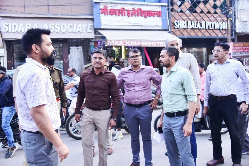 ट्रैफिक सुधारने सड़कों पर खुद उतरे कलेक्टर - एसपी .. Kshiti Technologies