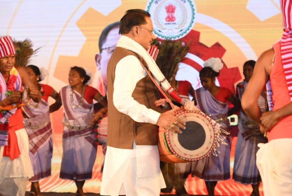 जब मुख्यमंत्री ने मांदर की थाप में किया कर्मा नृत्य .. Kshiti Technologies जब मुख्यमंत्री ने मांदर की थाप में किया कर्मा नृत्य .. Kshiti Technologies