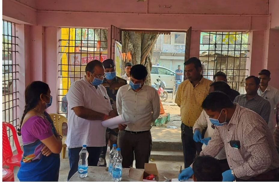 कलेक्टर ने कुष्ठ रोग की जांच कराने आए लोगों को दिया गुलाब का फूल, बच्चों को बांटी चॉकलेट .. Kshiti Technologies कलेक्टर ने कुष्ठ रोग की जांच कराने आए लोगों को दिया गुलाब का फूल, बच्चों को बांटी चॉकलेट .. Kshiti Technologies
