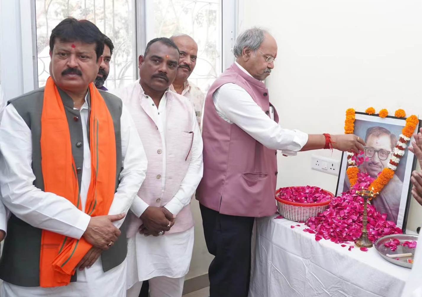शिक्षा मंत्री ने समर्पण दिवस पर पंडित दीनदयाल उपाध्याय को श्रद्धांजलि दी .. Kshiti Technologies शिक्षा मंत्री ने समर्पण दिवस पर पंडित दीनदयाल उपाध्याय को श्रद्धांजलि दी .. Kshiti Technologies